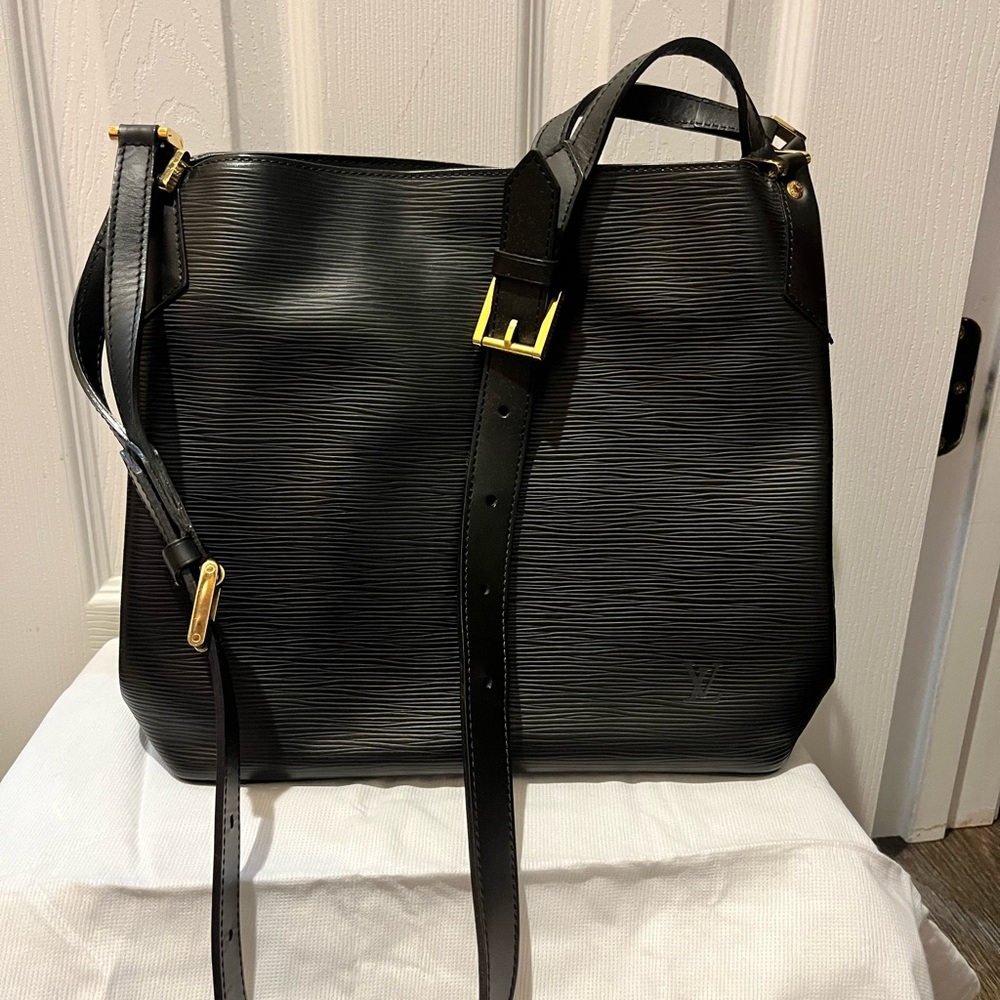 LOUIS VUITTON
Epi Mandara MM Black